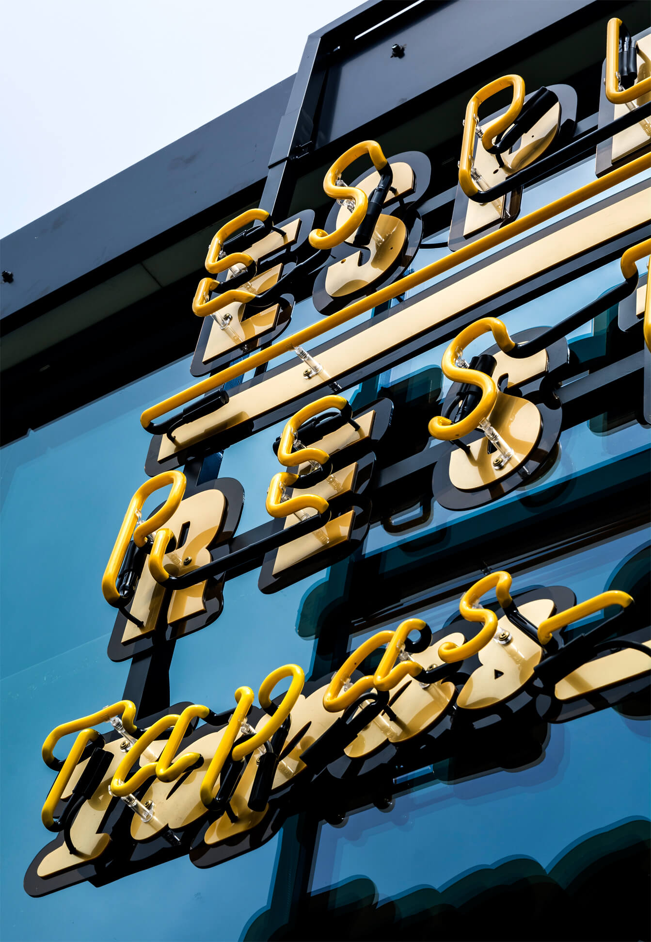 neon-restaurant-esplendidos-tapas-restaurant-neon-farbig-neon-an-der-Wand-restaurant-fenster-neon-hoch-neon-auf-Stahl-neon-schilder-neon-schrift-neon-dynia-redlowo